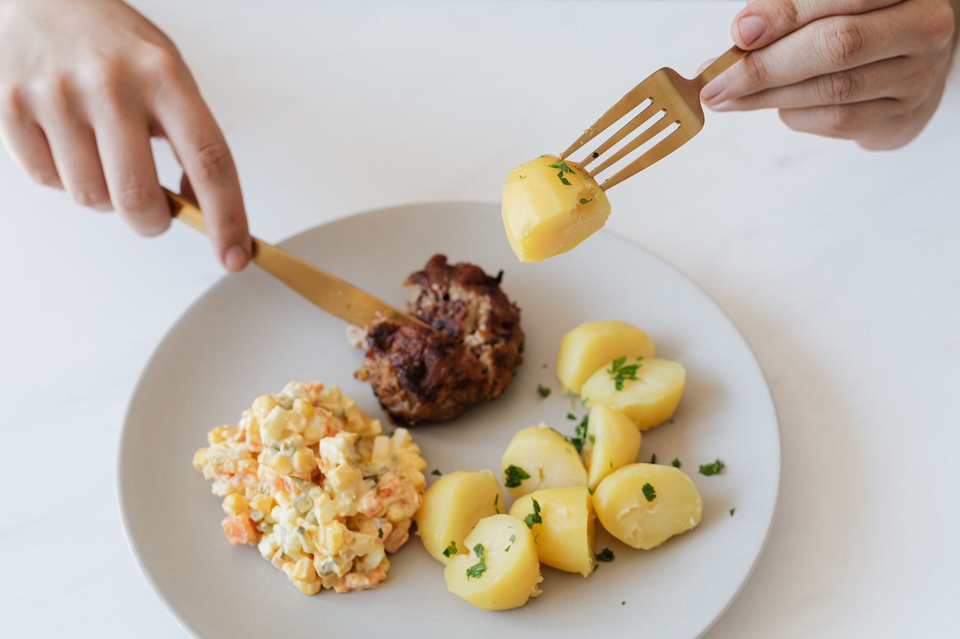 Salata od blitve i krumpira na tanjuru